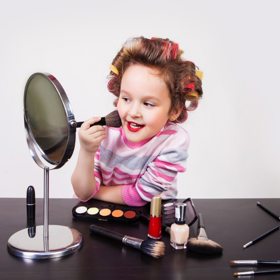 Některé děti nanášení make-upu doopravdy baví a snaží se ve své technice zdokonalit. V dětských soutěžích krásy jim make-up nanáší maminky nebo zaplacené vizážistky.
