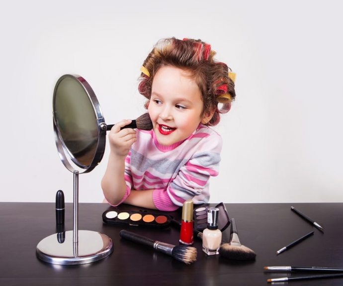 Některé děti nanášení make-upu doopravdy baví a snaží se ve své technice zdokonalit. V dětských soutěžích krásy jim make-up nanáší maminky nebo zaplacené vizážistky.
Některé děti nanášení make-upu doopravdy baví a snaží se ve své technice zdokonalit. V dětských soutěžích krásy jim make-up nanáší maminky nebo zaplacené vizážistky.
