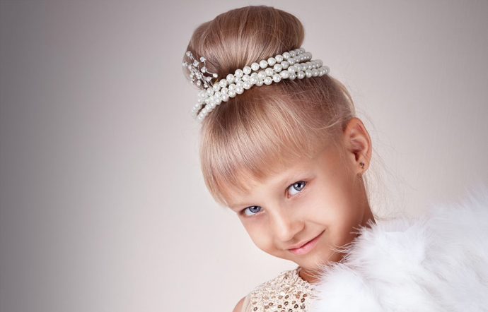 Dětský modeling je vcelku obvyklou záležitostí. U dětí je jen třeba dbát na vkus a nepřehánět to s líčidly, protože pak ztrácí na významu používat jako modely děti, když stejně vypadají jako dospělé ženy.
Dětský modeling je vcelku obvyklou záležitostí. U dětí je jen třeba dbát na vkus a nepřehánět to s líčidly, protože pak ztrácí na významu používat jako modely děti, když stejně vypadají jako dospělé ženy.