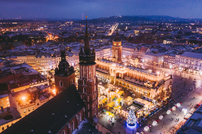 Krakov

Centrem vánočního veselí v polském Krakově je náměstí Rynek Główny, které je zároveň památkovou rezervací UNESCO. Přes sto stánků, ukázky polských tradic či místní architektura jsou zárukou toho, že si město zamilujete. Najdete tu tradiční ovčí vlnu a kůže, svíčky z včelího vosku, barevné broušené baňky, pletené košíky, věnce a vánoční stromečky, aromalampy a spoustu dalšího. Navíc má Krakov ještě jedno eso v rukávu – krakovský szopek. Zdejší unikátní betlémy vynikají svým prostorovým řešením, pestrou barevnou paletou či motivy města. Po kulturním pohlazení duše přichází čas potěšit žaludek. Poohlédněte se tedy po stáncích, které nabízejí bigos. Pochoutka ze zelí, masa, klobásy, hub a bůčku vás zasytí a dodá potřebnou energii na zbytek výletu. Skvělé jsou i pierogy (třeba se zelím, houbami, fazolemi, brambory, hovězím či kuřecím masem) či zupy neboli polévky.
