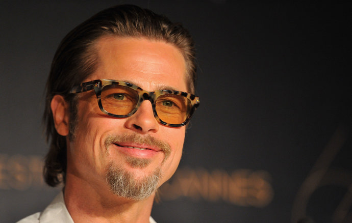 Brad Pitt vyzkoušel více vzhledů a ten s knírem rozhodně není špatný!
