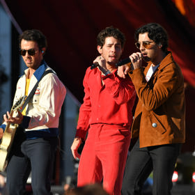 V září 2022 byli zachyceni s kníremu všichni tři členové skupiny Jonas Brothers. Že by trénovali na Movember?
