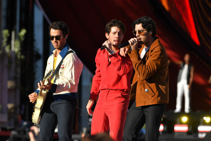 V září 2022 byli zachyceni s kníremu všichni tři členové skupiny Jonas Brothers. Že by trénovali na Movember?
