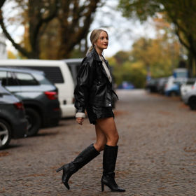Černé kozačky na podpatku se špičatou špičkou budou vypadat skvěle se spoustou outfitů a ten s oversized koženou bundou a šortkami je rozhodně jedním z nich.
