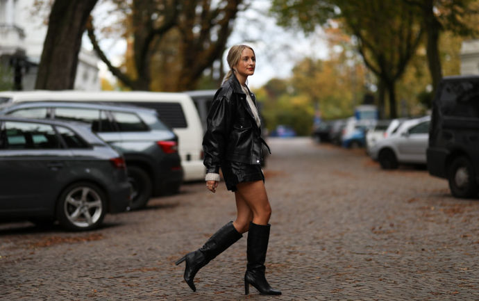 Černé kozačky na podpatku se špičatou špičkou budou vypadat skvěle se spoustou outfitů a ten s oversized koženou bundou a šortkami je rozhodně jedním z nich.

