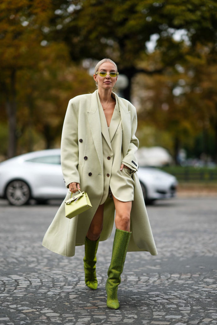 Na podzim nemusíte zanevřít na barvy a světlé odstíny, Leonie Hanne oblékla outfit v tónech zelené.
