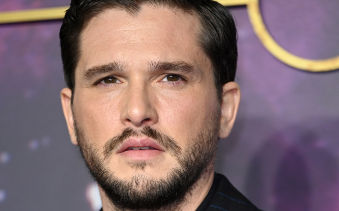 Kit Harrington nosí řádný knír.
