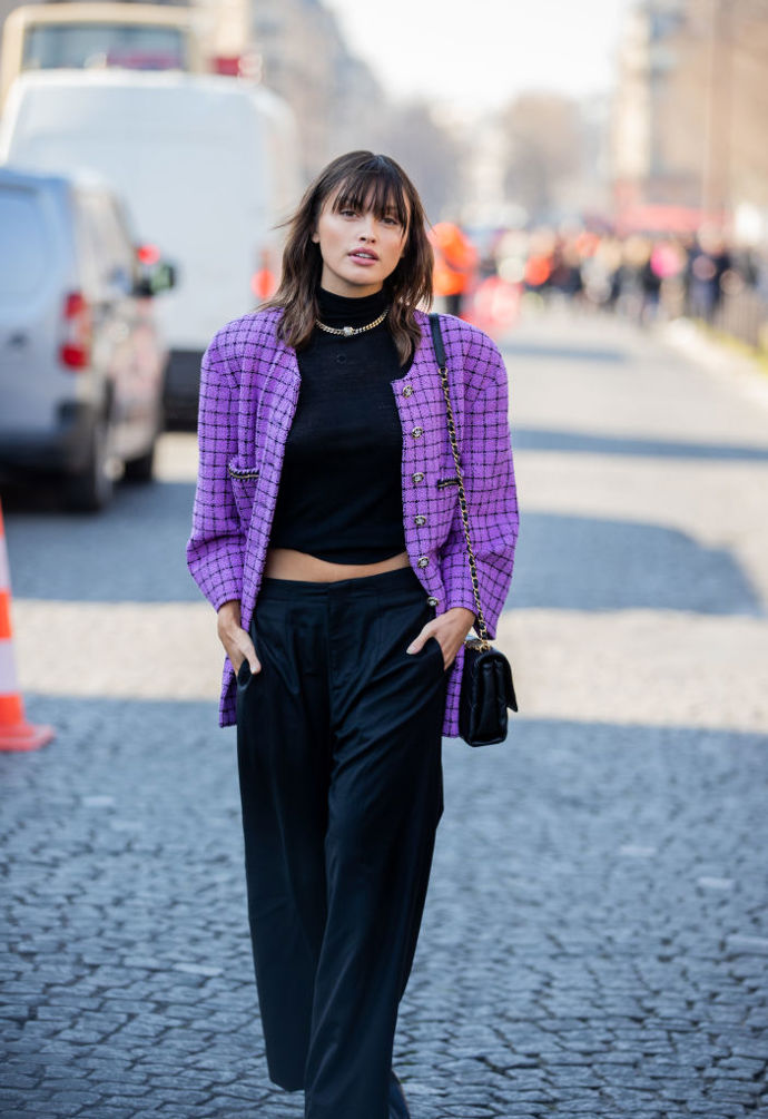 Sarah Ellen zvolila velmi elegantní outfit, kdy zkombinovala černé kalhoty s nízkým pasem, černý top s rolákem a výrazné Chanel sako.
