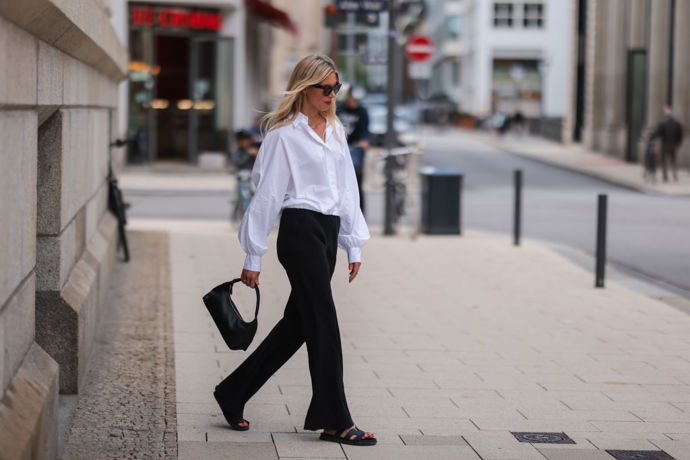 Kalhoty s nízkým pasem mohou být i krásně elegantní, důkazem je tento černobílý outfit Vanessy Gieser.
