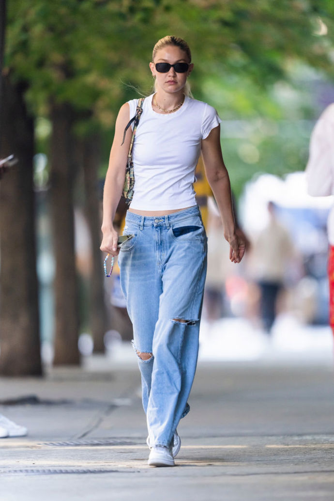 Gigi Hadid v basic outfitu inspirovaném přelomem milénia, takže široké džíny s nízkým pasem nesmí chybět.
