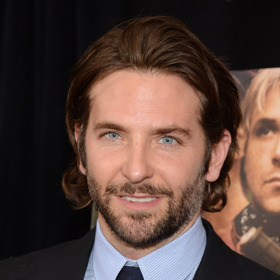 ​​​​​​Bradley Cooper vyzkoušel více vzhledů. Za nás ale tento rozhodně vede.
