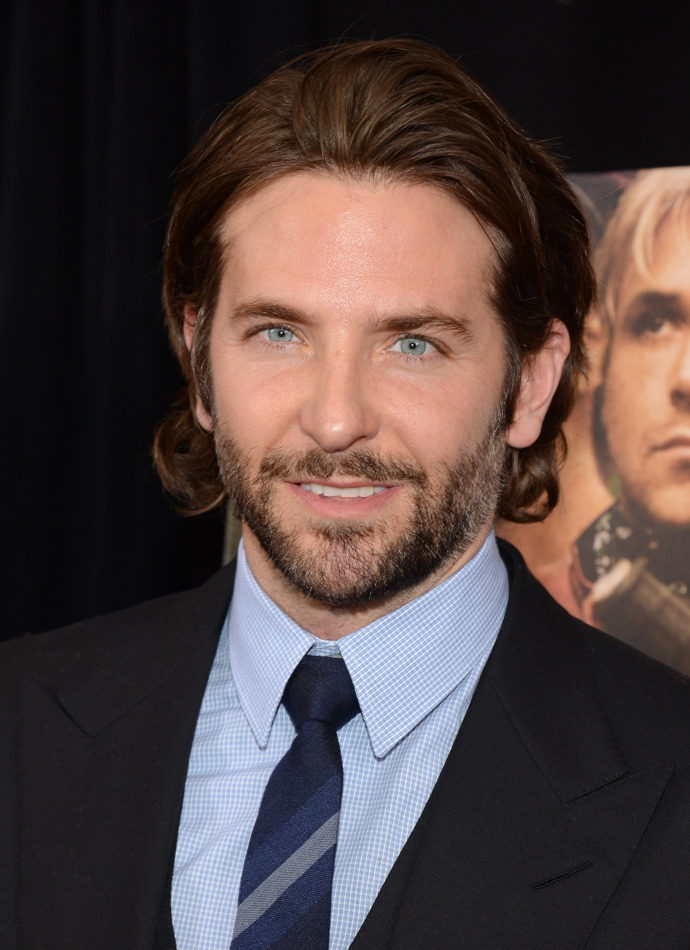 ​​​​​​Bradley Cooper vyzkoušel více vzhledů. Za nás ale tento rozhodně vede.
