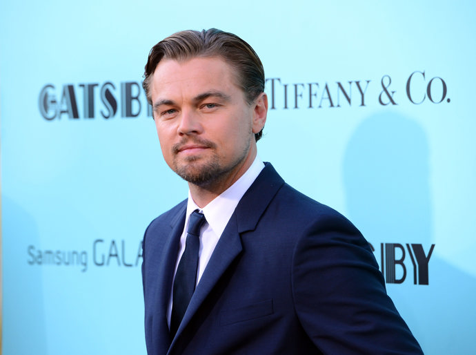 Již pár let Leonardo DiCaprio nosí knír a bradku a rozhodně mu sedí. Dle nás s vousy působí mladší.
