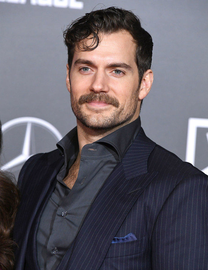 Bílé vlasy, nebo knír, Henry Cavill může mít všechno.
