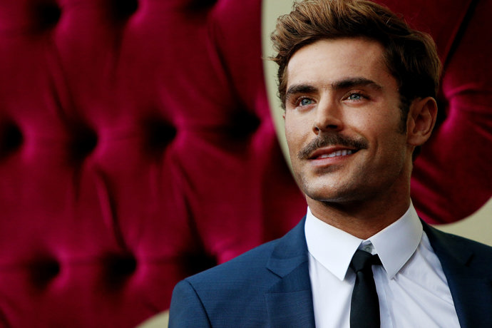 Zac Efron s knírkem už zdaleka nepřipomíná tennagera z Muzikálu ze střední.
