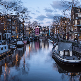 Amsterodam

Coffee shopy jsou passé, nadpozemsky dobrou náladu vám během adventu vykouzlí appelbeignets. Tradiční holandská sladkost vypražená na oleji je nedílnou součástí vánočních trhů na náměstí Rembrandtplein či Leidseplein. A pokud byste měli pocit, že nabrané kalorie z holandských pochoutek musíte vypotit, pak nesmíte minout obrovské kluziště na Museumplein, které se nachází před nejznámějšími a nejkrásnějšími muzei v Amsterodamu. Dechberoucí architektura spojená se všudypřítomnou vánoční atmosférou promění i zatvrzelého Grinche v opravdového milovníka atmosféry Vánoc. 

 
