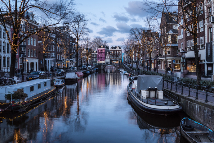 Amsterodam

Coffee shopy jsou passé, nadpozemsky dobrou náladu vám během adventu vykouzlí appelbeignets. Tradiční holandská sladkost vypražená na oleji je nedílnou součástí vánočních trhů na náměstí Rembrandtplein či Leidseplein. A pokud byste měli pocit, že nabrané kalorie z holandských pochoutek musíte vypotit, pak nesmíte minout obrovské kluziště na Museumplein, které se nachází před nejznámějšími a nejkrásnějšími muzei v Amsterodamu. Dechberoucí architektura spojená se všudypřítomnou vánoční atmosférou promění i zatvrzelého Grinche v opravdového milovníka atmosféry Vánoc. 

 
