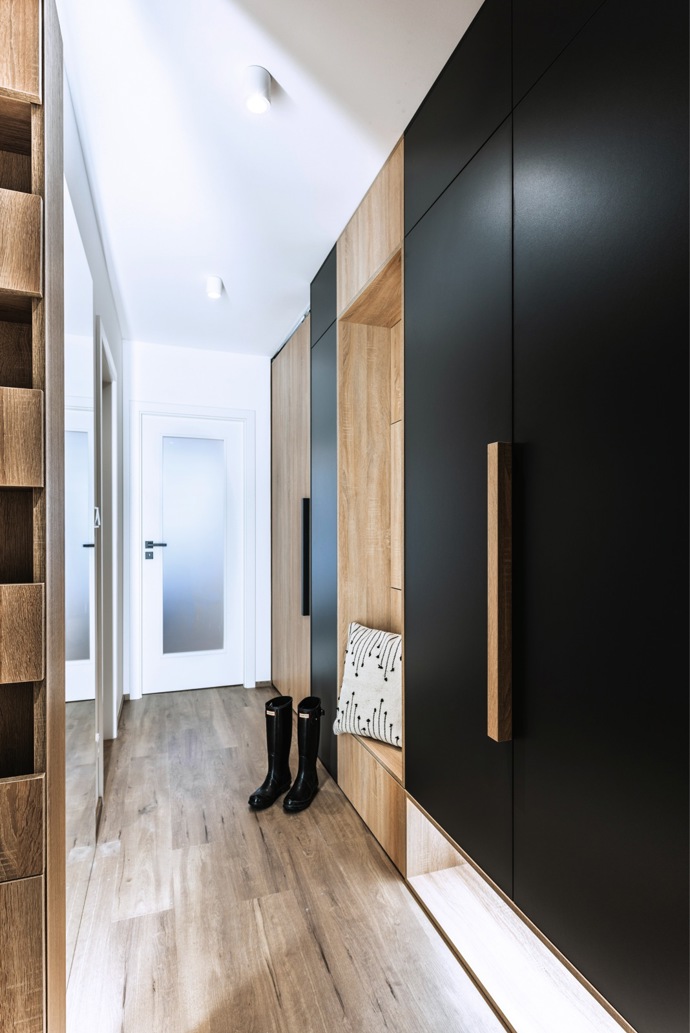 Investorka a maminka v jedné osobě Martina dává rekonstrukci starého 2+KK jedničku. Chválu architektku i stavební firmu. Severský minimalistický a snadno udržovatelný byt věnovala dceři Kamile do začátku, aby měla jde žít se svým partnerem.
