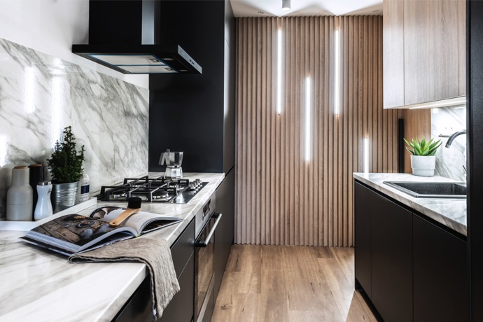 Investorka a maminka v jedné osobě Martina dává rekonstrukci starého 2+KK jedničku. Chválu architektku i stavební firmu. Severský minimalistický a snadno udržovatelný byt věnovala dceři Kamile do začátku, aby měla jde žít se svým partnerem.
