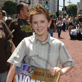 Freddie Highmore jako dítě

Je to neuvěřitelné, ale je to již 17 let od doby, kdy si Freddie Highmore zahrál po boku Johnyho Deppa ve filmu Karlík a továrna na čokoládu. Vedle této role jako dítě hrál také v romantickém filmu Melodie mého srdce.
