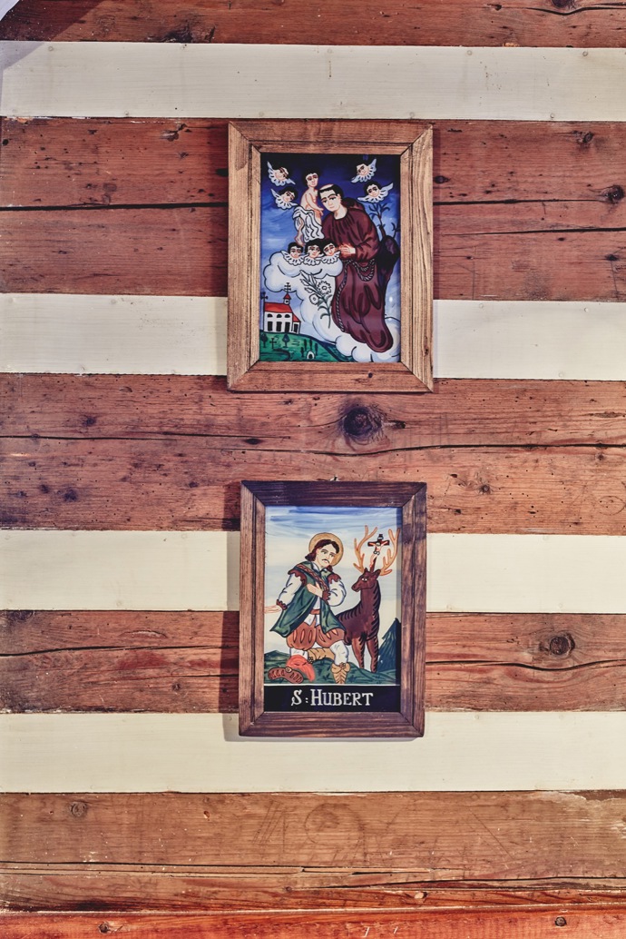 Podmalby na skle kdysi zdobily prakticky každou vesnickou chalupu. Své místo mají i tady.
Podmalby na skle kdysi zdobily prakticky každou vesnickou chalupu. Své místo mají i tady.