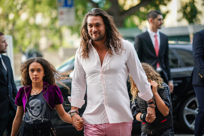 Hvězda Aquamana Jason Momoa má dcery Lolu Iolani (15) a Nakou-Wolf Manakauapo Namakaeha (13) se svou ženou Lisou Bonet. Vedle toho je otcem své nevlastní dceři – herečce Zoë Kravitz (33).
