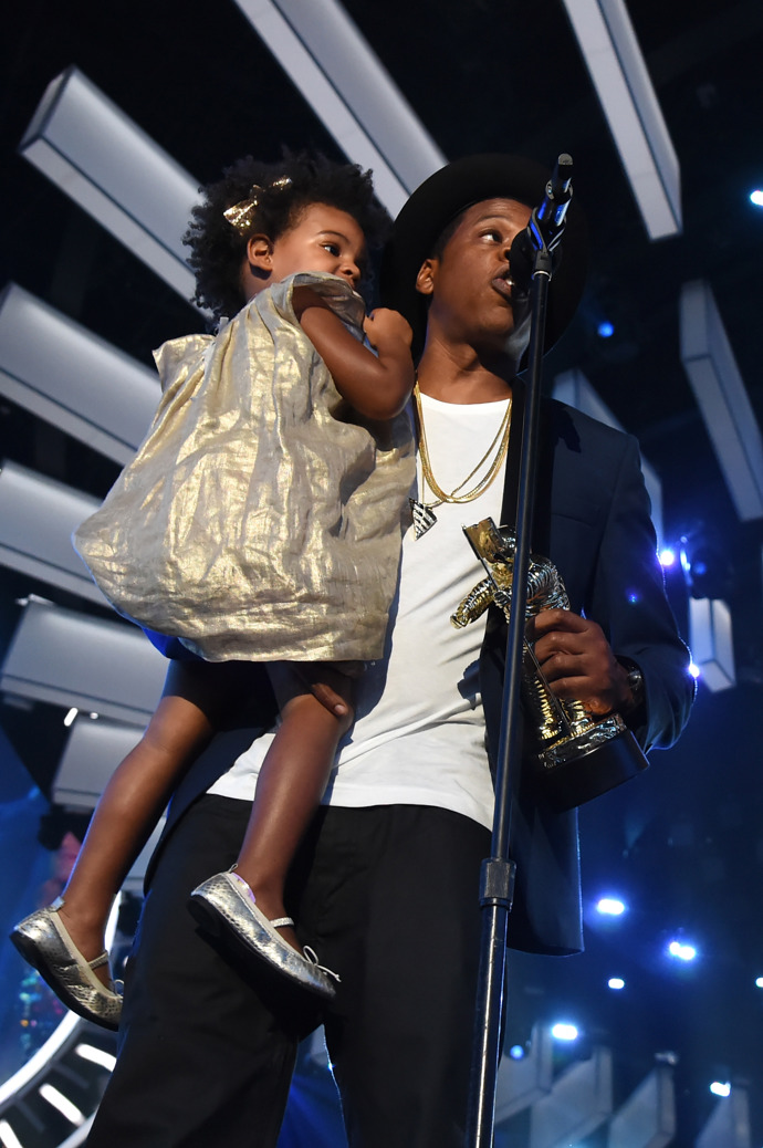 Zpěvák Jay-Z má se zpěvčakou Beyoncé tři děti: Ivy Blue (3) a dvojčata Rumi a Siru (5). Na fotce je s Ivy Blue v roce 2014.
