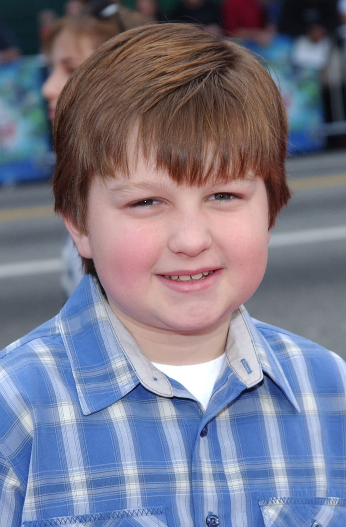 Angus T. Jones jako dítě

Roli Jakea v seriálu Dva a půl chlapa začal hrát Angus T. Jones, když mu bylo devět let. Vydržela mu něco málo přes dekádu.
