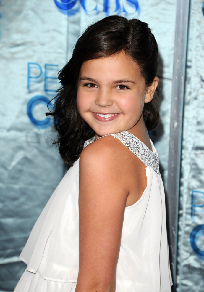 Bailee Madison jako dítě

Bailee Madison jste mohli jako dítě vidět hned v několika filmech. Jedním z nich je Most do země Terabithia, dále po boku Jennifer Aniston a Adama Sandlera v komedii Zkus mě rozesmát, mimo to v rodinném snímku Světluškou na 90 dní a mnoho dalších.
