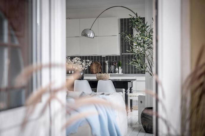 V domě postaveném na konci devatenáctého století navštívíme byt plný denního světla, vkusného moderního i klasického nábytku a praktických řešení. Milovníci dřevěných podlah, kachlových kamen a vysokých stropů, račte dál!
