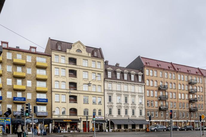 V domě postaveném na konci devatenáctého století navštívíme byt plný denního světla, vkusného moderního i klasického nábytku a praktických řešení. Milovníci dřevěných podlah, kachlových kamen a vysokých stropů, račte dál!

