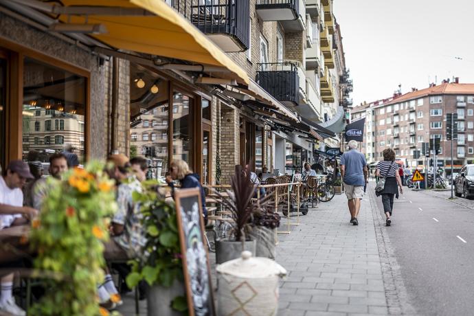V domě postaveném na konci devatenáctého století navštívíme byt plný denního světla, vkusného moderního i klasického nábytku a praktických řešení. Milovníci dřevěných podlah, kachlových kamen a vysokých stropů, račte dál!
