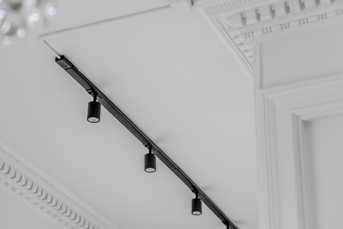V domě postaveném na konci devatenáctého století navštívíme byt plný denního světla, vkusného moderního i klasického nábytku a praktických řešení. Milovníci dřevěných podlah, kachlových kamen a vysokých stropů, račte dál!
