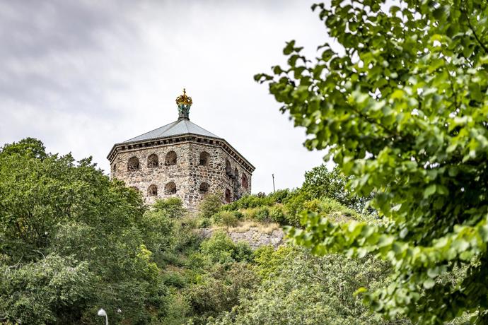 V domě postaveném na konci devatenáctého století navštívíme byt plný denního světla, vkusného moderního i klasického nábytku a praktických řešení. Milovníci dřevěných podlah, kachlových kamen a vysokých stropů, račte dál!
