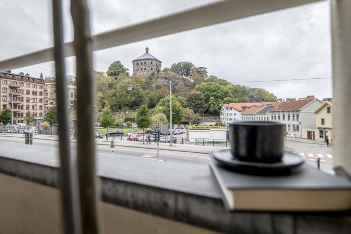 V domě postaveném na konci devatenáctého století navštívíme byt plný denního světla, vkusného moderního i klasického nábytku a praktických řešení. Milovníci dřevěných podlah, kachlových kamen a vysokých stropů, račte dál!
