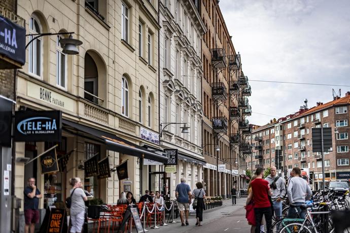 V domě postaveném na konci devatenáctého století navštívíme byt plný denního světla, vkusného moderního i klasického nábytku a praktických řešení. Milovníci dřevěných podlah, kachlových kamen a vysokých stropů, račte dál!
