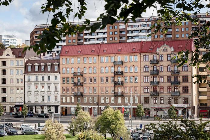 Děti jim odrostly, a tak mohli majitelé tohoto velkoryse řešeného bytu obětovat jednu z ložnic a dali přednost prostorné jídelně, kam mohou usadit i početnější návštěvy.
Děti jim odrostly, a tak mohli majitelé tohoto velkoryse řešeného bytu obětovat jednu z ložnic a dali přednost prostorné jídelně, kam mohou usadit i početnější návštěvy.