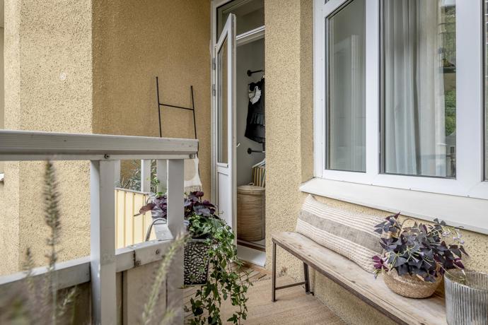 V domě postaveném na konci devatenáctého století navštívíme byt plný denního světla, vkusného moderního i klasického nábytku a praktických řešení. Milovníci dřevěných podlah, kachlových kamen a vysokých stropů, račte dál!
