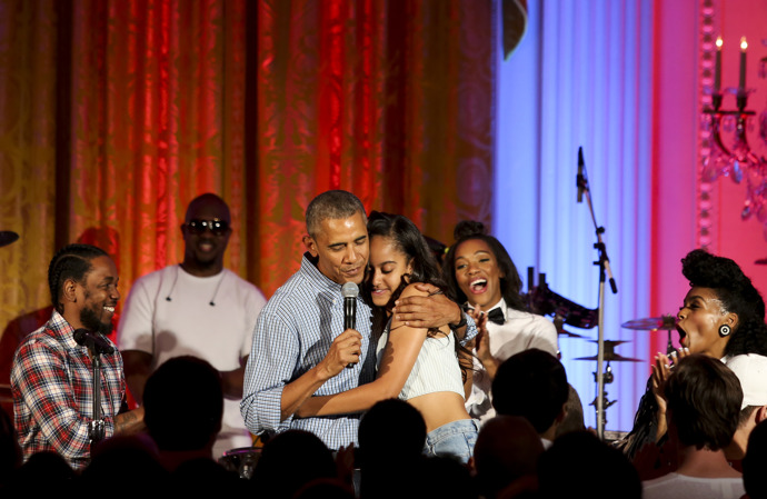 Bývaláý prezident Spojených států amerických Barack Obama má dvě dcery – Maliu (24) a Sashu (21). Starší z nich, která je s ním na fotografii, nyní studuje na Harvardu, kde studovali i její rodiče.
