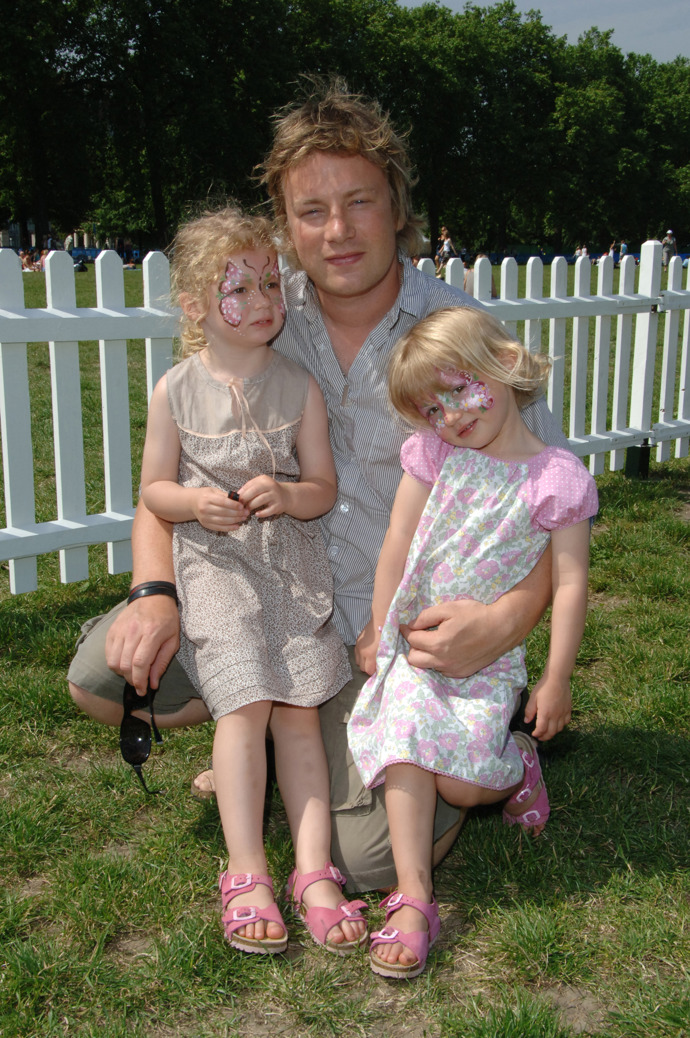 Slavný kuchař Jamie Oliver má pět dětí. Na totce je se svými nejstaršími dcerami, Poppy (20) a Daisy (19), když byly malé.
