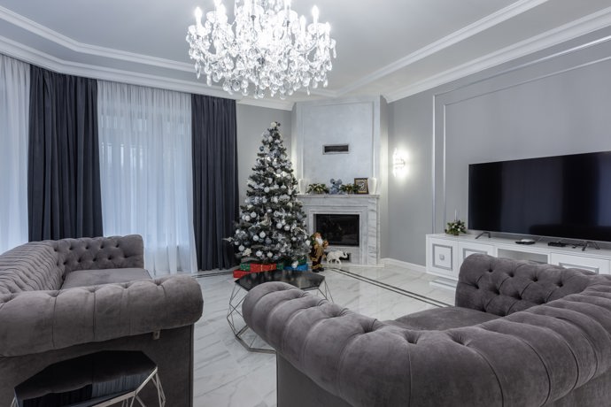 Vánoční stromek ozdobený v bílé a stříbrné vypadá opravdu elegantně. Skvěle ho doplní světýlka v ledově bílém odstínu.
