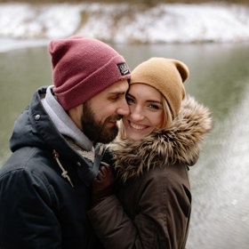Beanie čepice jsou obepnuté zimní čepice, které těsně přiléhají k hlavě. Sluší oválnému tvaru obličeje, ale i srdcovému.
