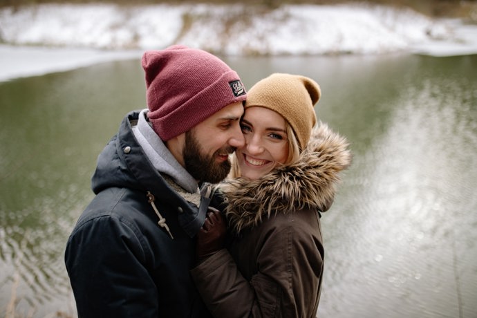 Beanie čepice jsou obepnuté zimní čepice, které těsně přiléhají k hlavě. Sluší oválnému tvaru obličeje, ale i srdcovému.
Beanie čepice jsou obepnuté zimní čepice, které těsně přiléhají k hlavě. Sluší oválnému tvaru obličeje, ale i srdcovému.