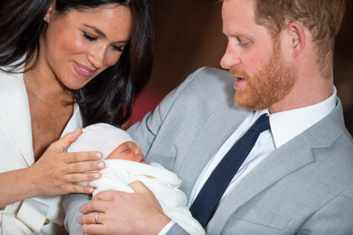 Princ Harry má dvě děti s Meghan Markle: Archieho Harrisona (3) a pětiměsíční Lilibet Dianu. Na fotce je s Archiem chvíli po jeho narození.

