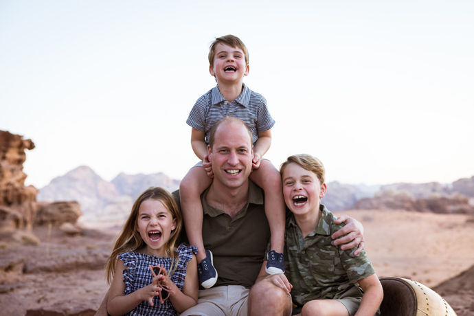 Princ William, nově titulovaný jako princ z Walesu, má se svou manželkou Kate Middleton hned tři královské potomky: prince George (9), princeznu Charlotte (7) a prince Louise (4).
