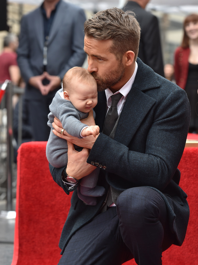 Herec Ryan Reynolds má s herečkou Blake Lively tři malé děti: Jamese (7), Inez (6) a Betty (3). A pokud oni nejsou perfektní hollywoodskou rodinkou, pak nevíme, kdo jiný! Nyní čekají čtvtého potomka. Na fotce je s dcerou Inez v roce 2016.

