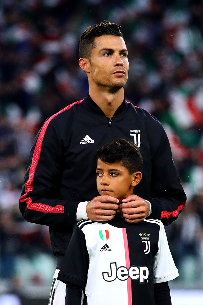 Fotbalista Cristiano Ronaldo má pět dětí. Zde je se svým nejstarším dvanáctiletým synem Cristianem Ronaldem juniorem, který se dal také na fotbal.
