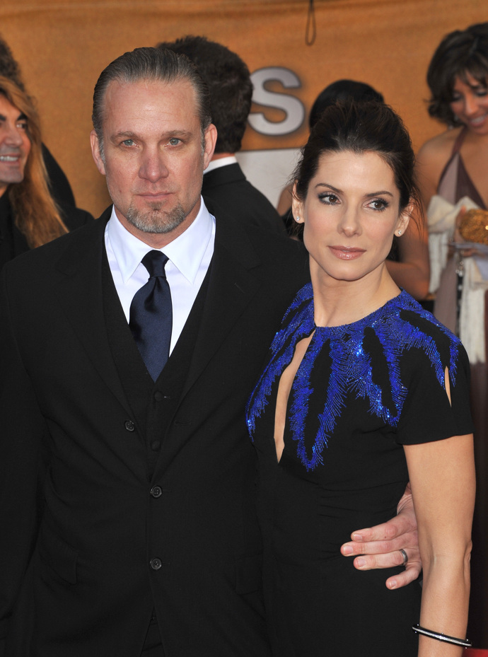Sandra Bullock a Jesse James se vzali v roce 2005. Manželství ztroskotalo na nevěrách Jamese, který to později odůvodnil tím, že ho k tomu dohnal tlak LA.
