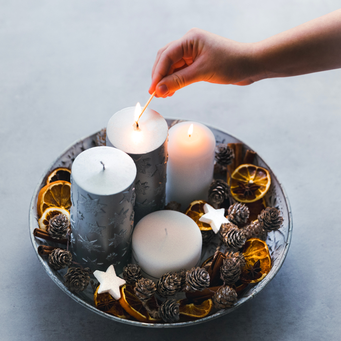 Podle tradice by se každou adventní neděli měla zapalovat další svíčka. Někteří však pálí svíčky střídavě, aby byly na Štědrý den stejně dlouhé.
