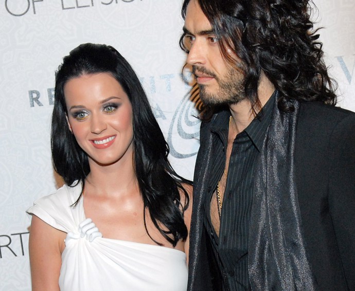 Katy Perry a Russell Brand prožívali vztah a bouřlivé manželství pod drobnohledem médií. Rozchod měl proběhnout SMS zprávou, kdy Brand napsal Perry, že se chce rozvést.
